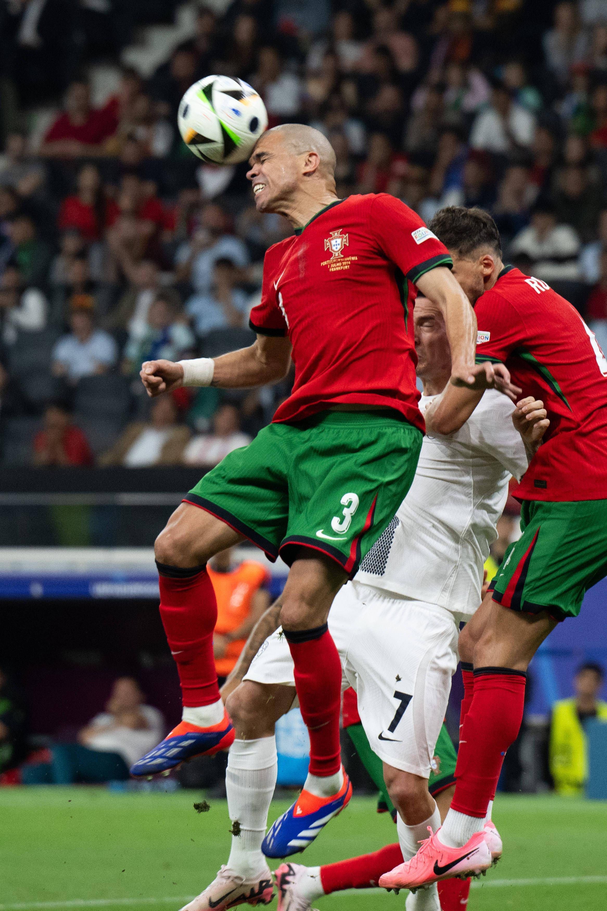 足球盛宴,球场上的精彩表现(足球场上表现很好用什么词语描述) 足球盛宴,球场上的精彩表现(足球场上表现很好用什么词语描述)