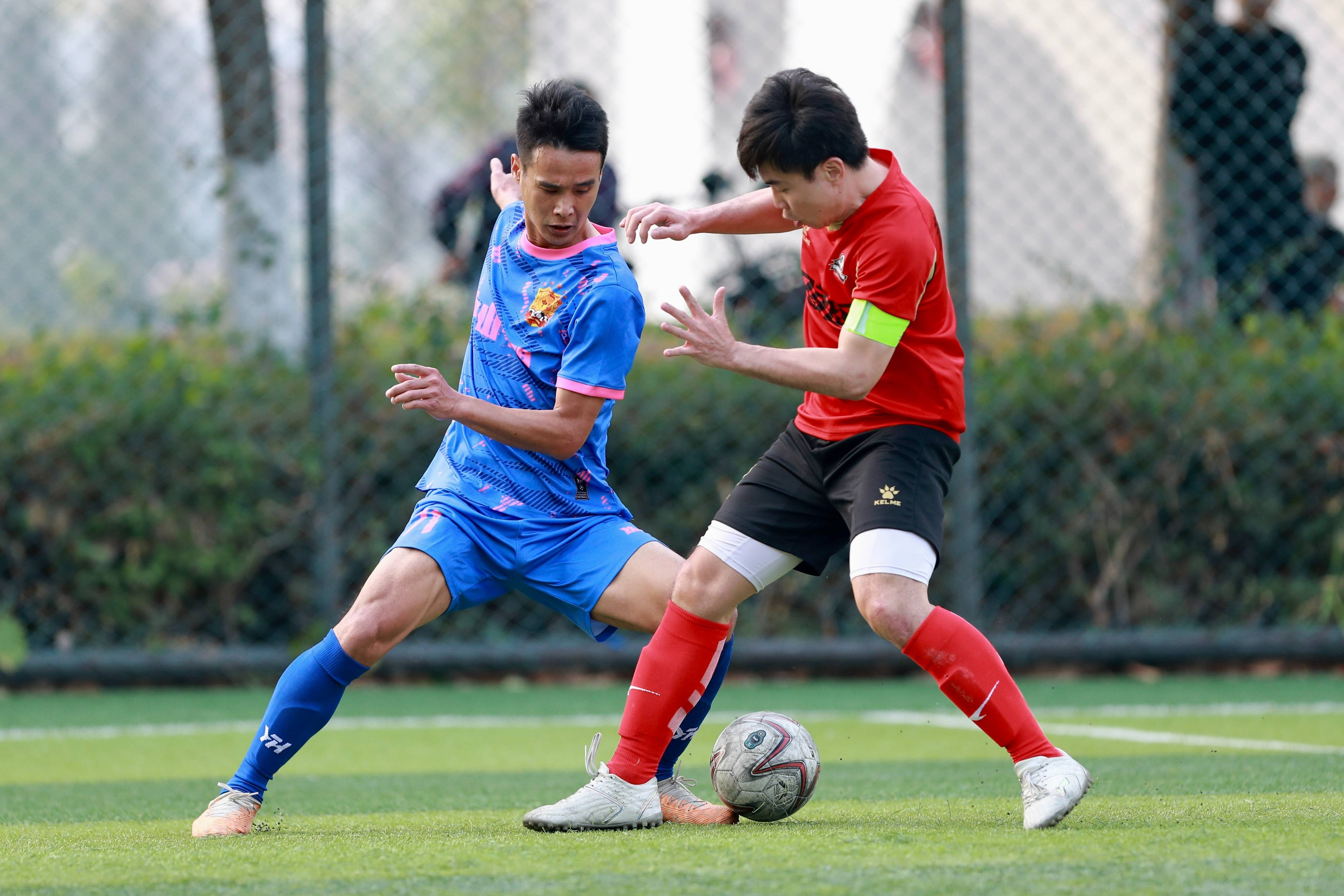 爱游戏体育链接-足球赛事开战在即，球员们备战彼此磨砺(足球比赛即将拉开帷幕队员们彼此发出什么励志夺冠)