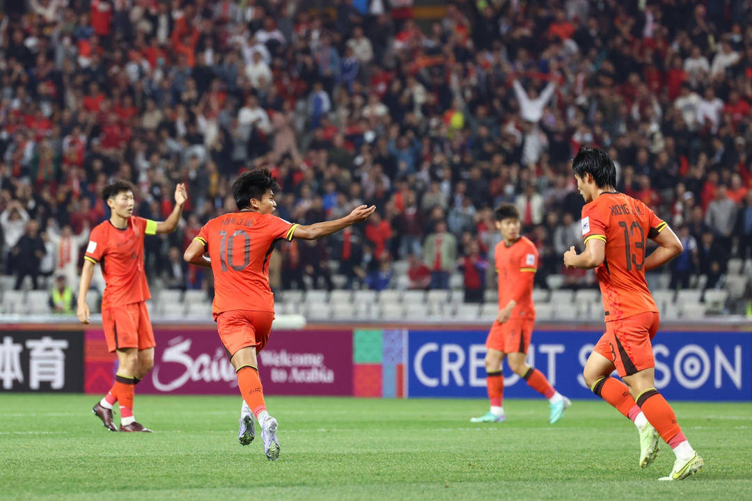 足球赛事开战在即，球员们备战彼此磨砺(足球比赛即将拉开帷幕队员们彼此发出什么励志夺冠)