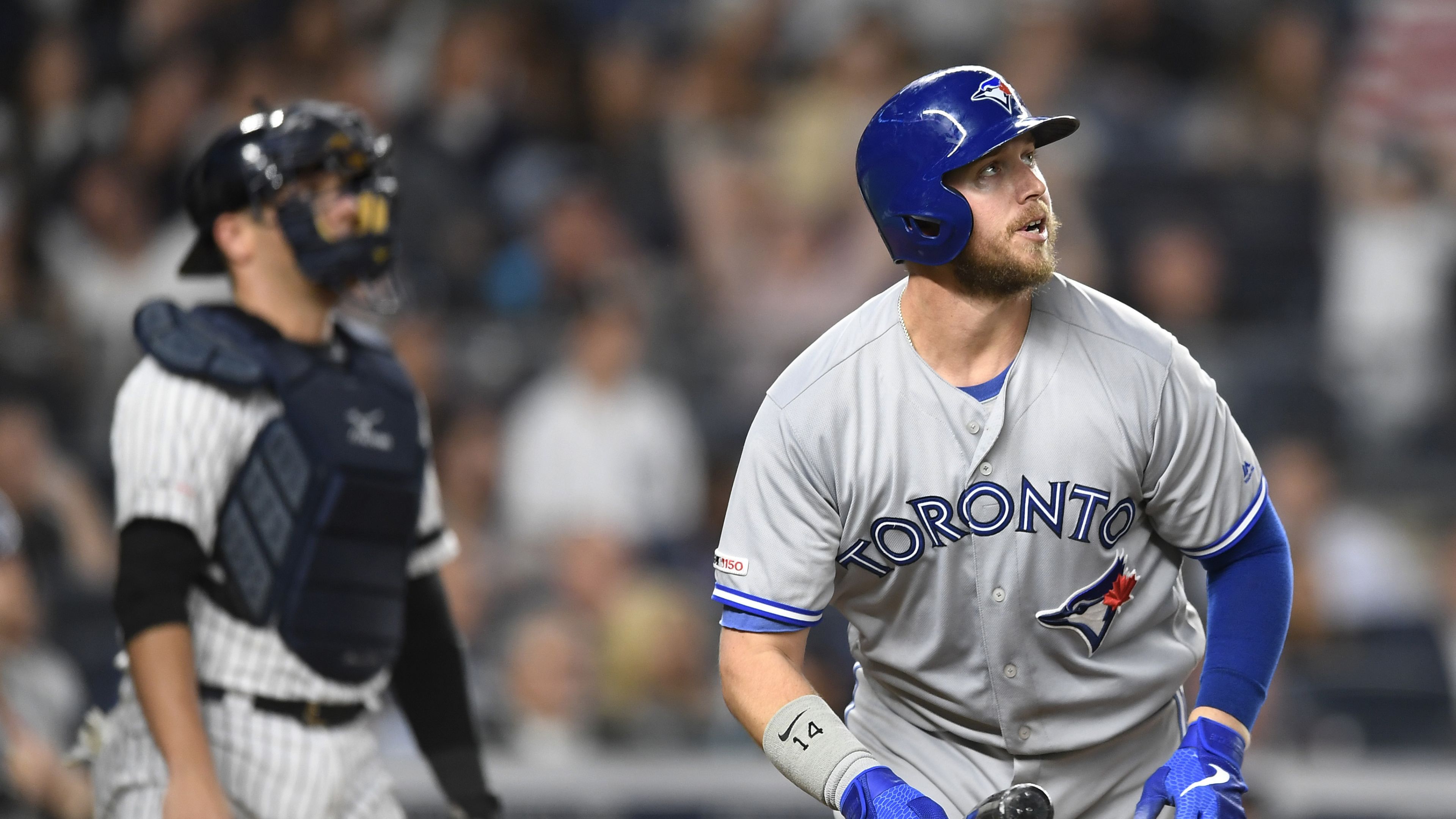 利物浦队医全力抢救,明星球员严峻受伤 利物浦队医全力抢救,明星球员严峻受伤