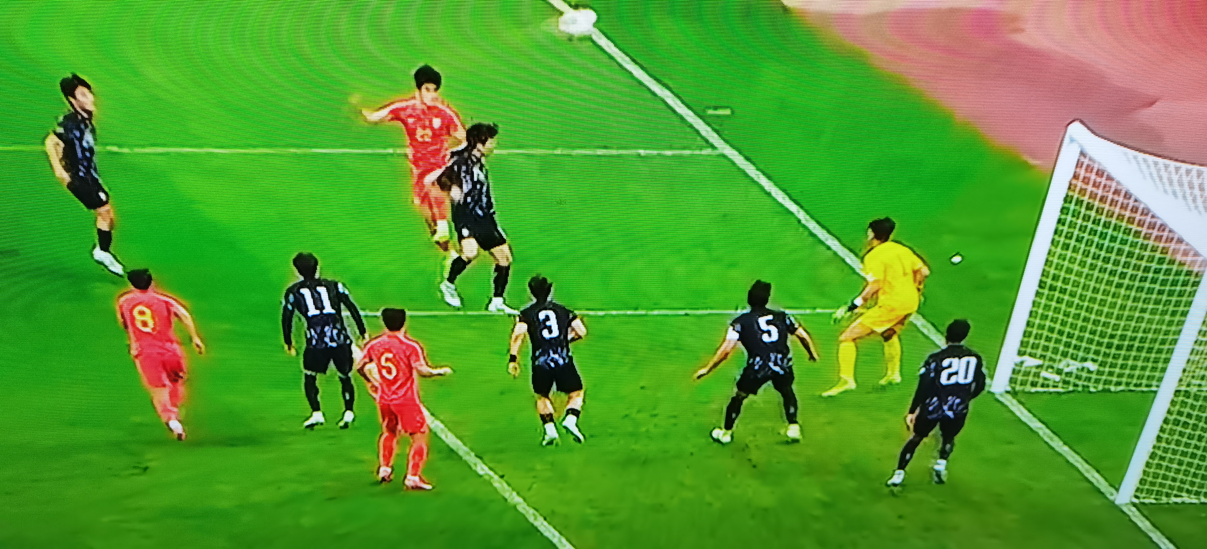 足球冠军争夺正酣,球场上火爆场面的简单介绍 足球冠军争夺正酣,球场上火爆场面的简单介绍