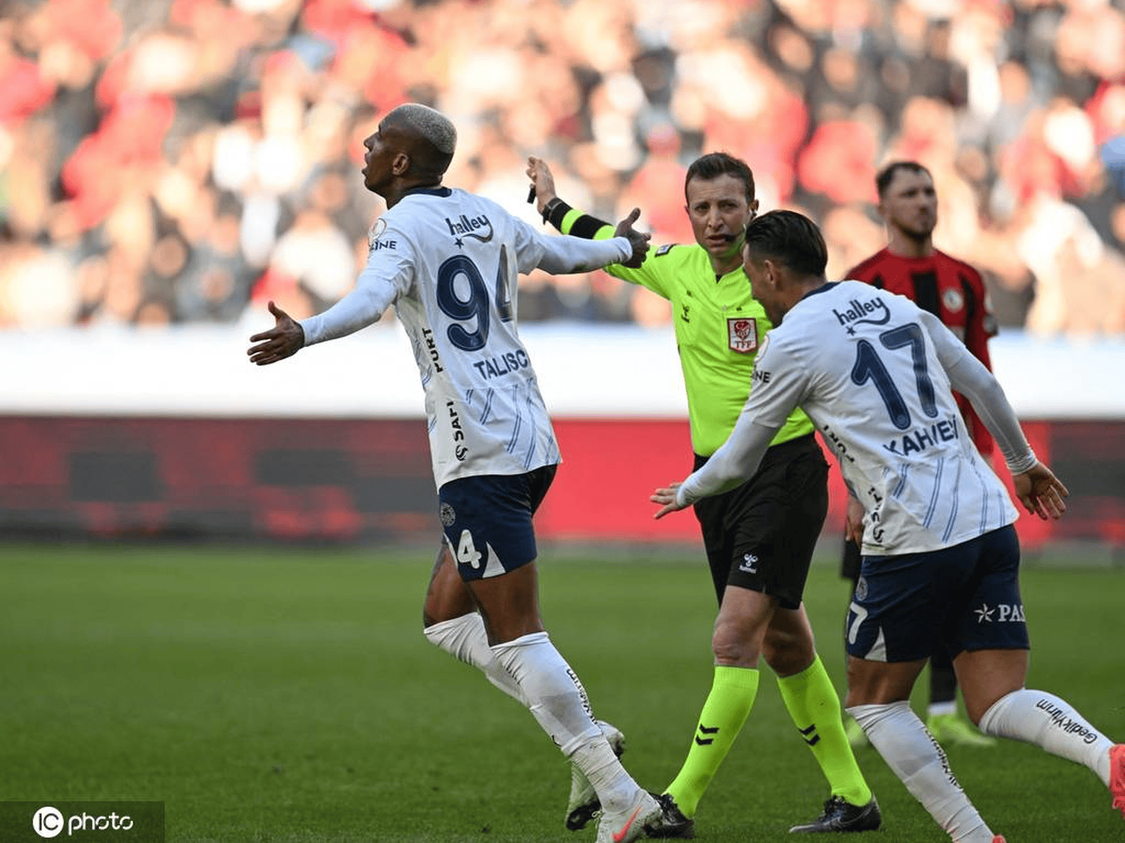 乌迪内斯前锋梅开二度,帮助球队逆转胜 乌迪内斯前锋梅开二度,帮助球队逆转胜