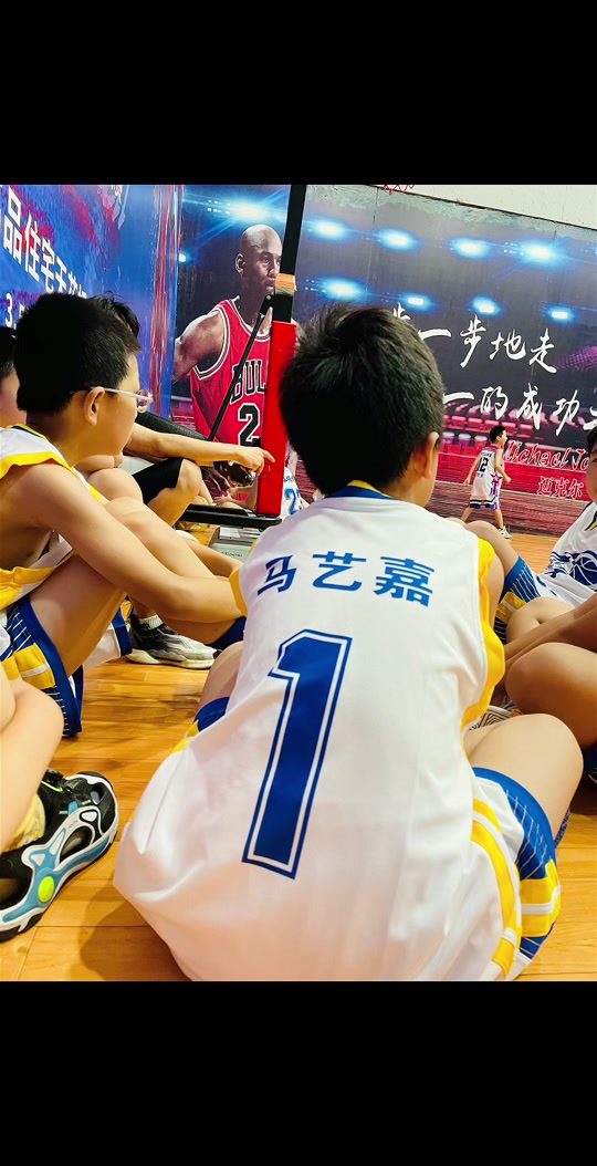 球队技战术在职业篮球比赛中展现完美配合