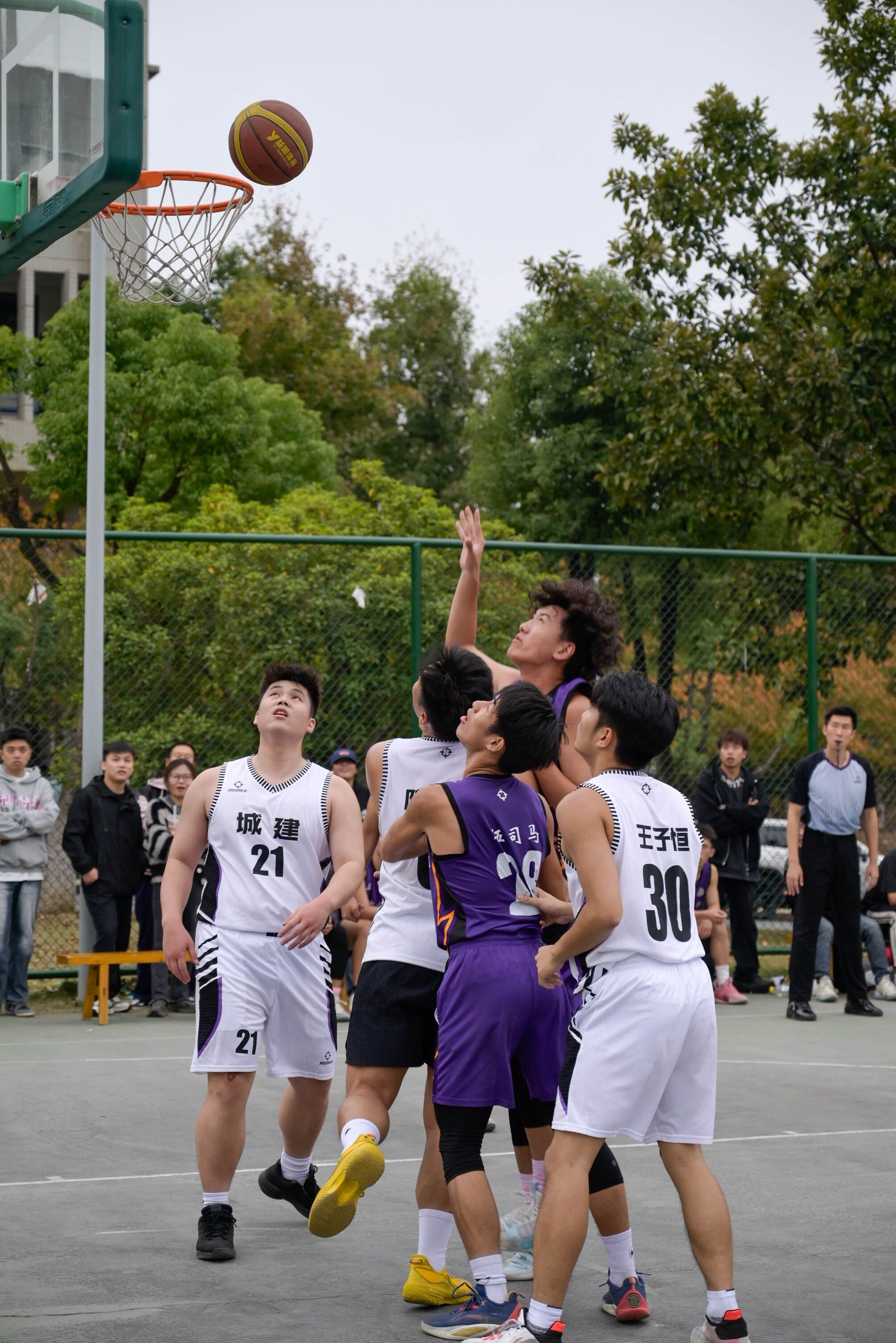 球队技战术在职业篮球比赛中展现完美配合