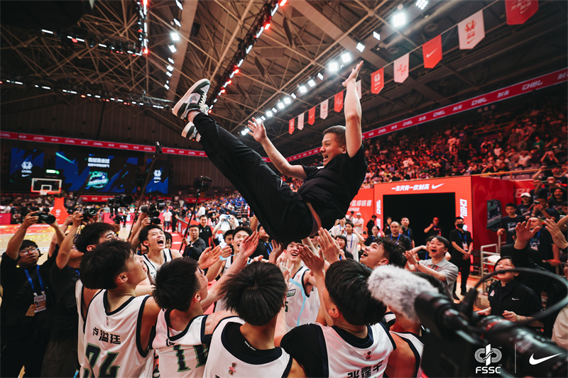 爱游戏在线-冠军教练庆功晚宴上感言激昂，表达对球员敬意