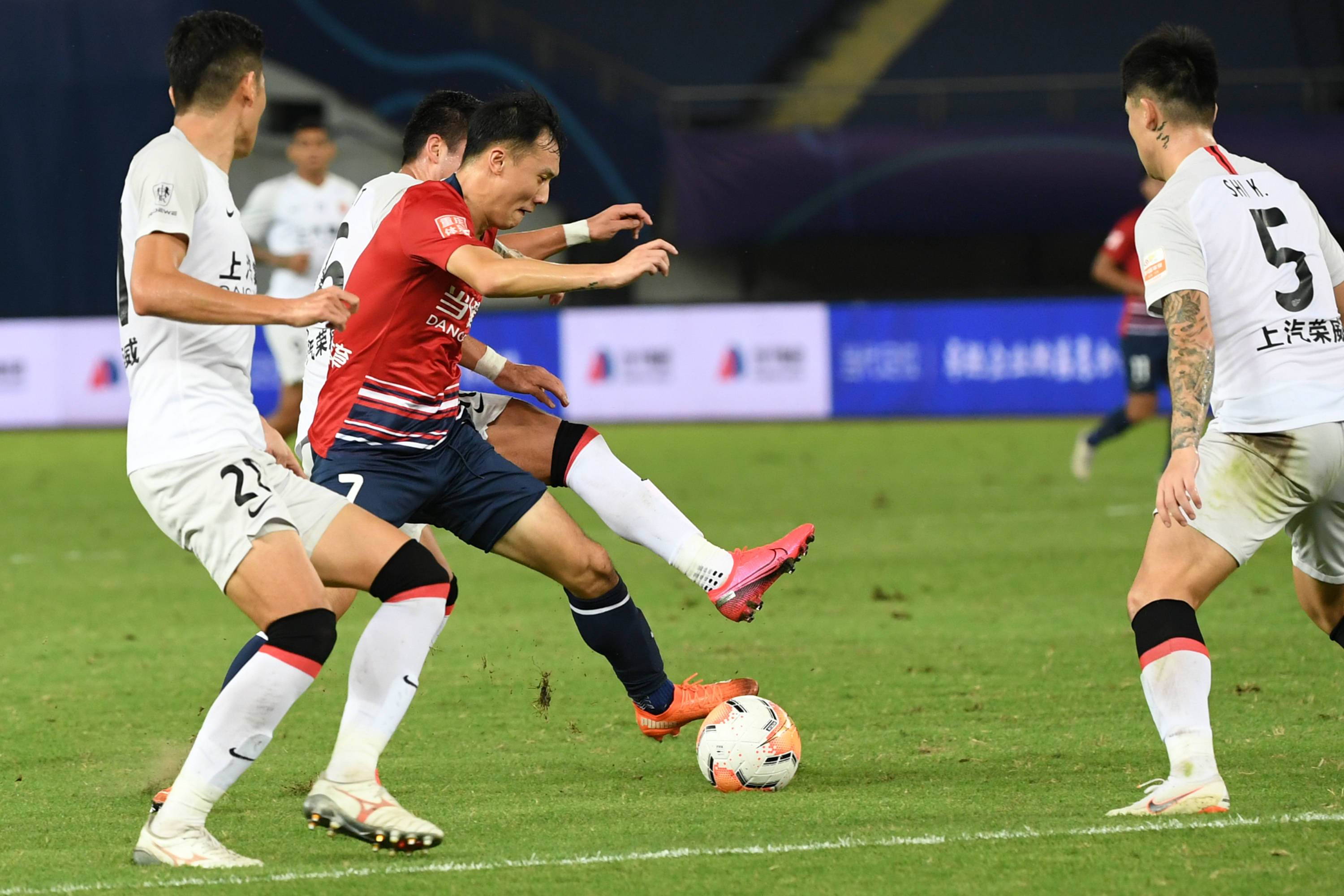 爱游戏体育平台-重庆力帆客场败于上港，遭遇失利