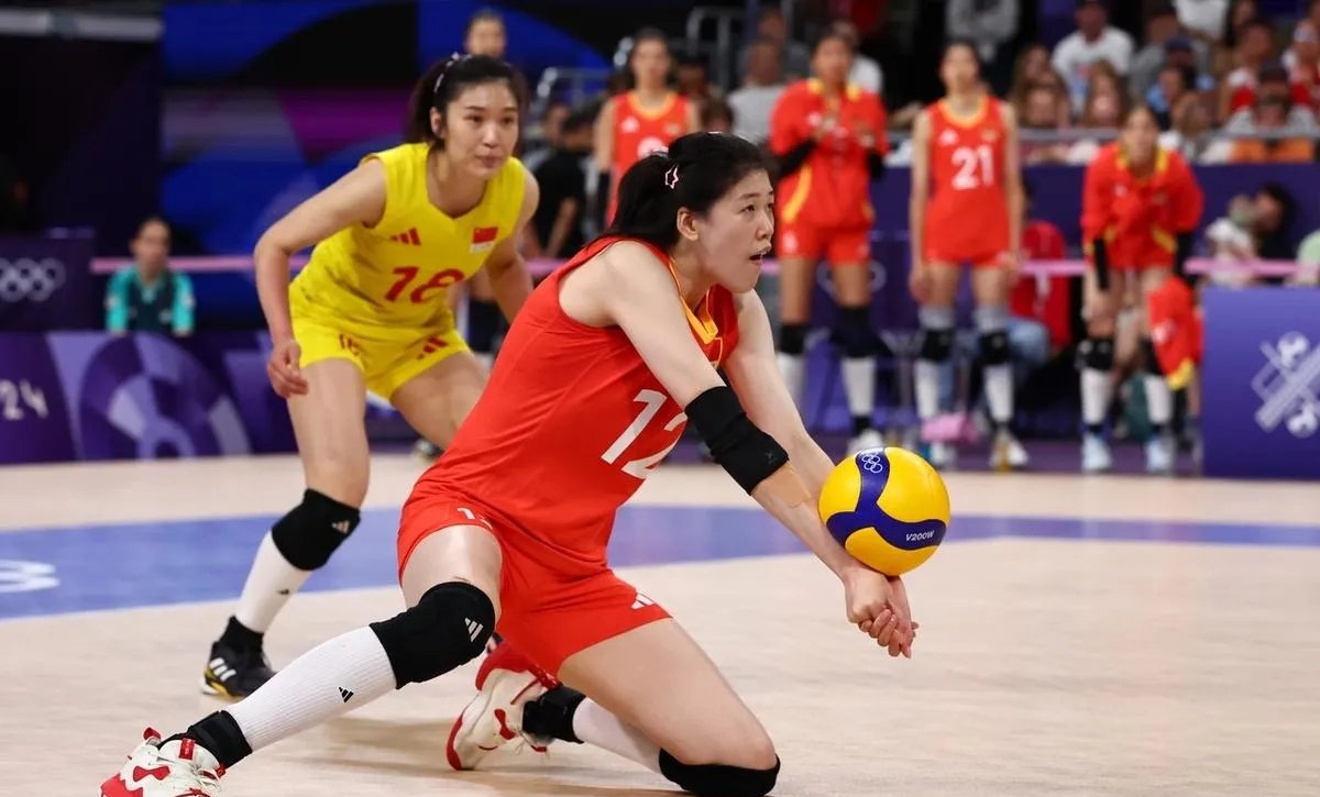 足球场上,女运动员们勇往直前奔向成功的简单介绍 足球场上,女运动员们勇往直前奔向成功的简单介绍