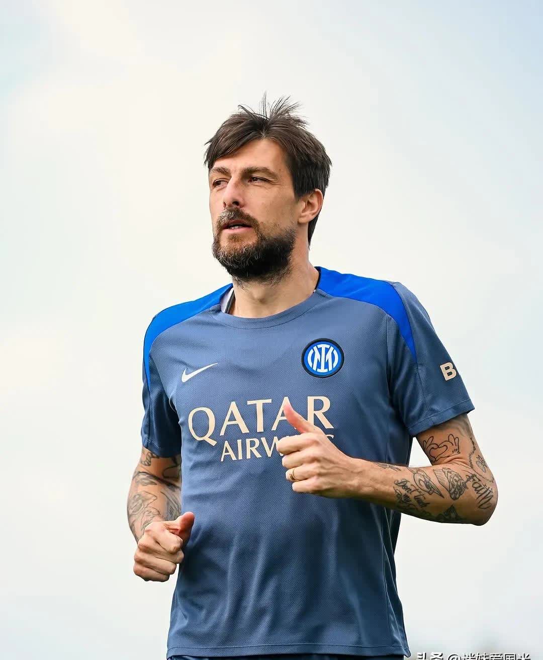 意大利队员在比赛中遭遇了伤病困扰的简单介绍 意大利队员在比赛中遭遇了伤病困扰的简单介绍