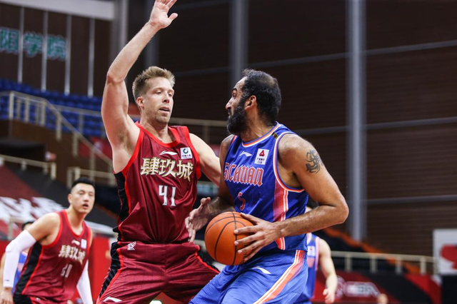 爆冷胜出!非豪强球队逆袭夺冠 爆冷胜出!非豪强球队逆袭夺冠