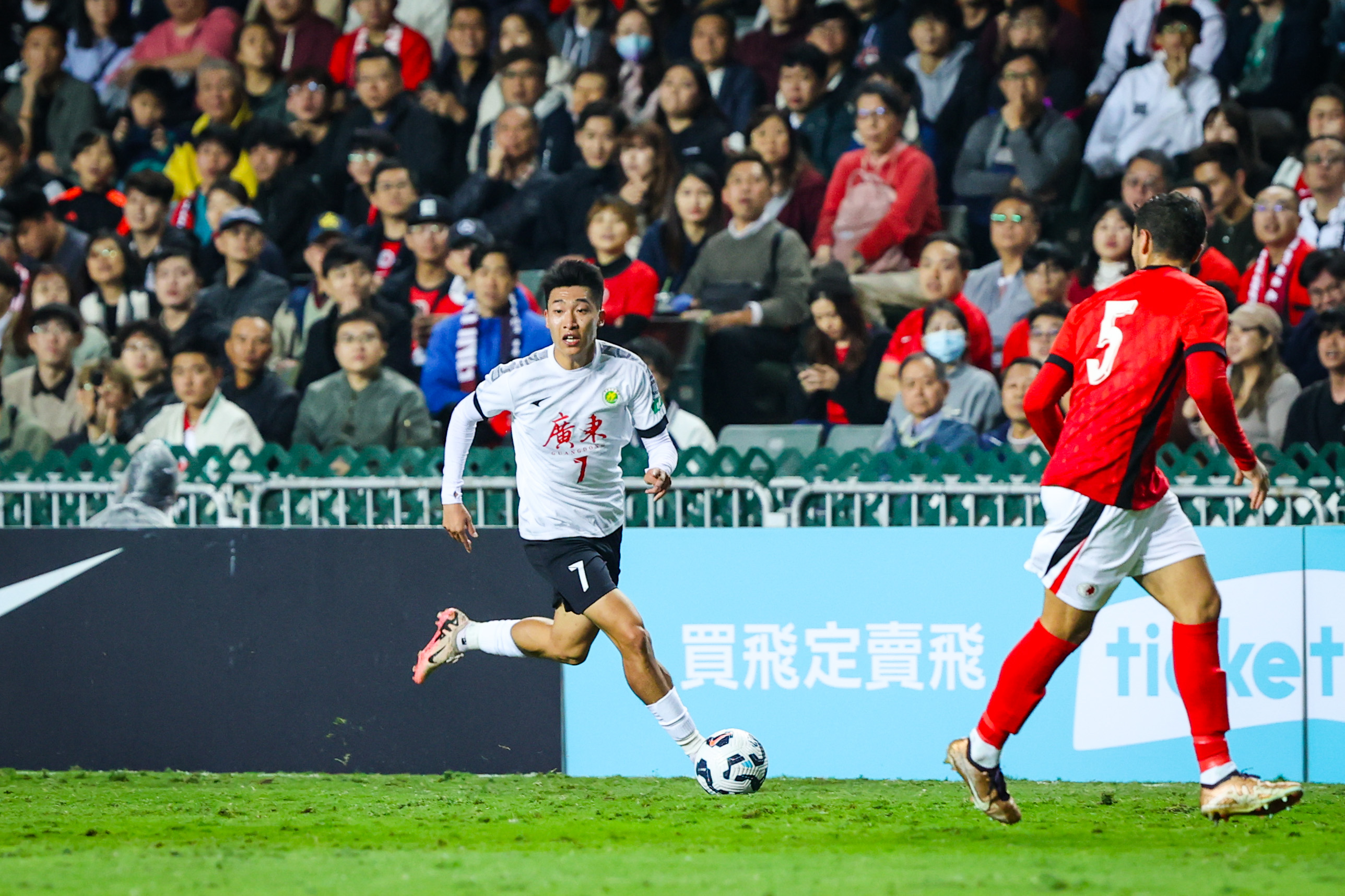 包含球员精彩表现助队胜利，拼搏精神感动现场观众的词条