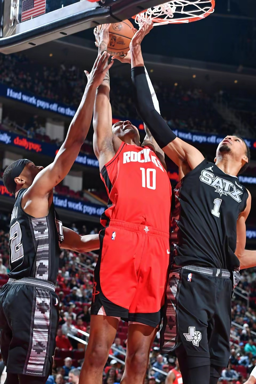 火箭取得对马刺的胜利 火箭取得对马刺的胜利