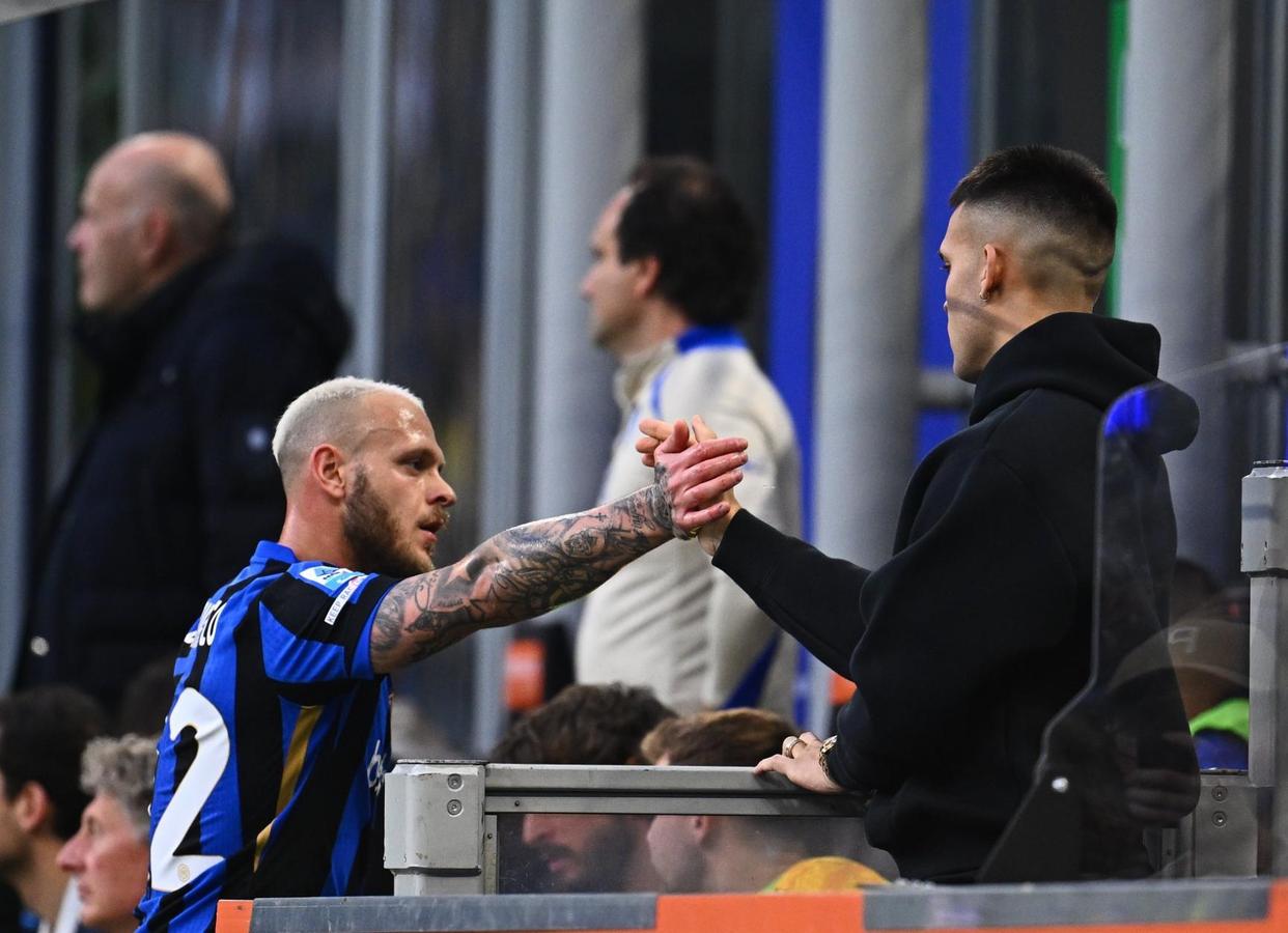 爱游戏登录入口-场上对决：两支球队交锋惊现激烈拼抢