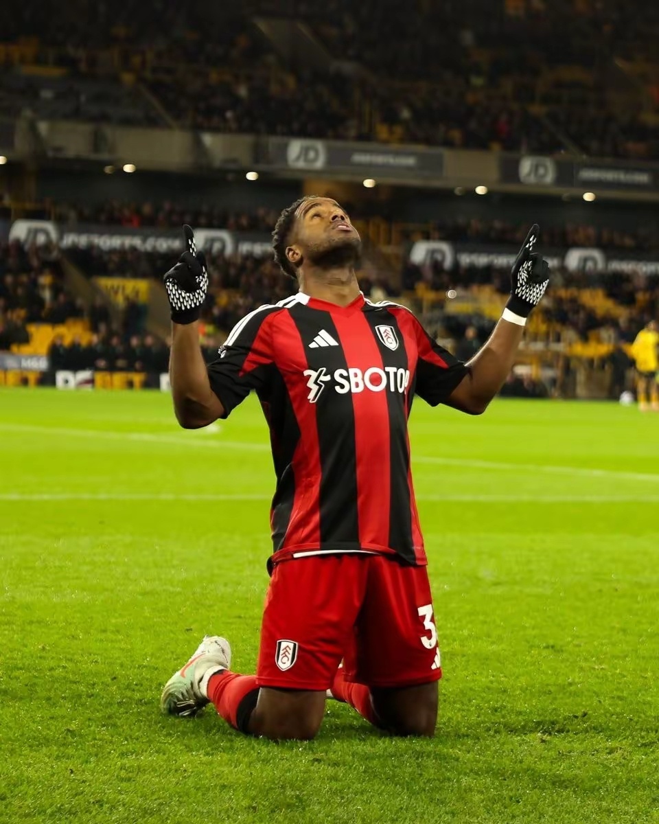 爱游戏体育下载-狼队前锋连续进球，成为关注焦点！