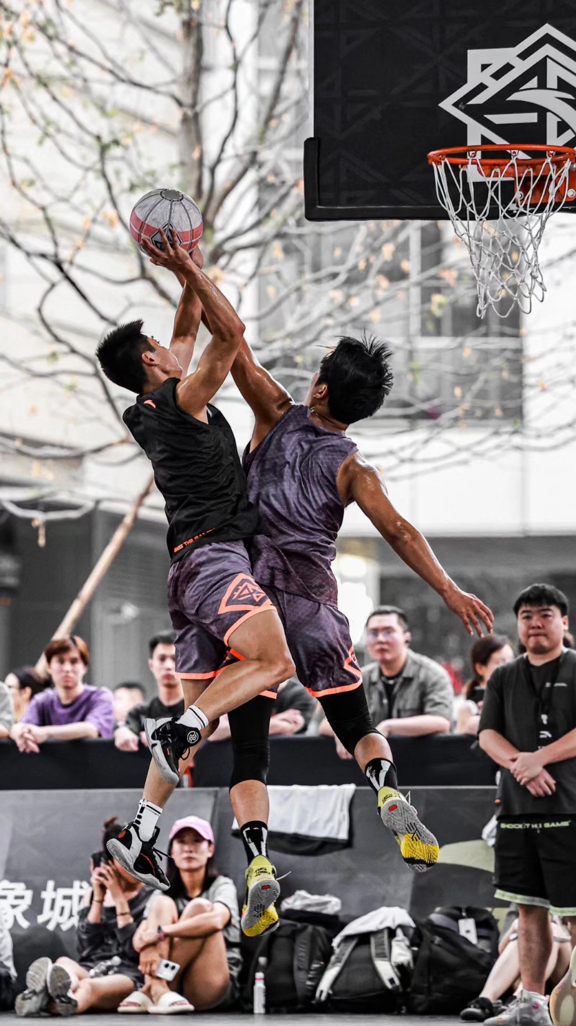 爱游戏体育链接-热血激战！篮球比赛中球员们斗志昂扬