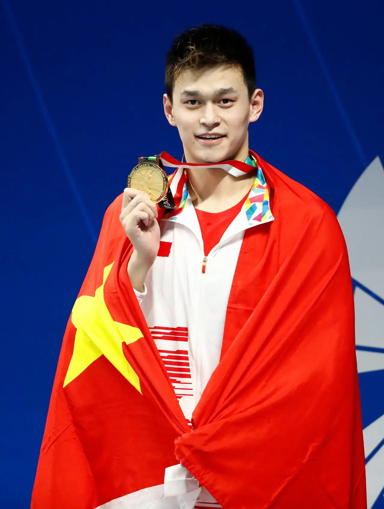 爱游戏网页版入口-拼搏不止！运动员顽强拼搏争夺冠军