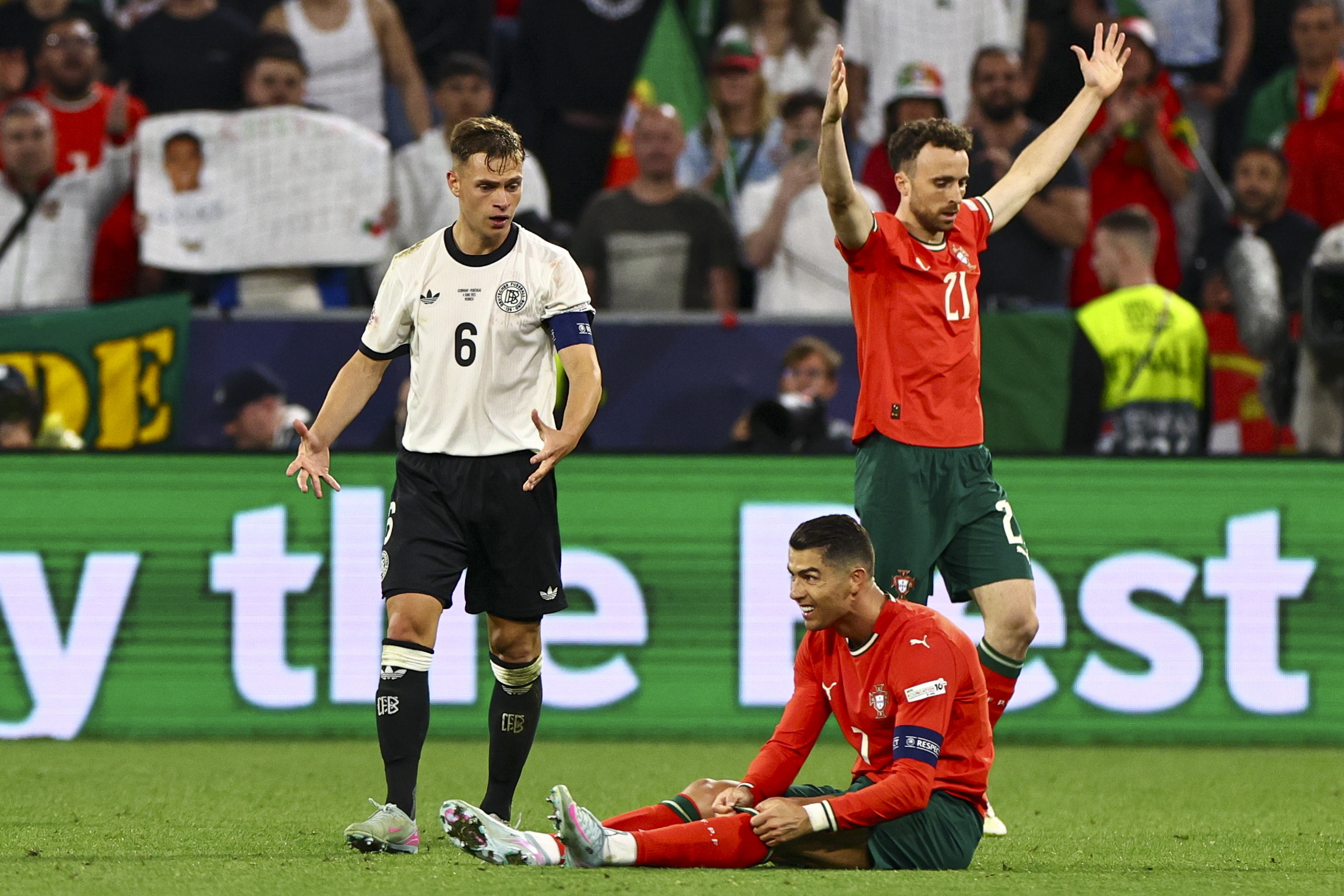 爱游戏app下载-葡萄牙队轻松取胜进军国际赛决赛