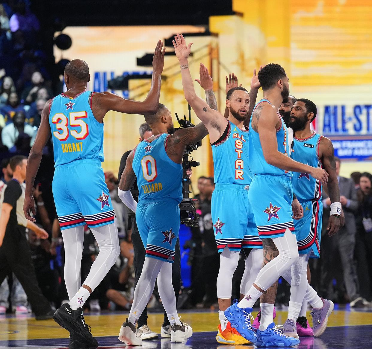 包含职业篮球全明星赛举行超级球星争相出击的词条