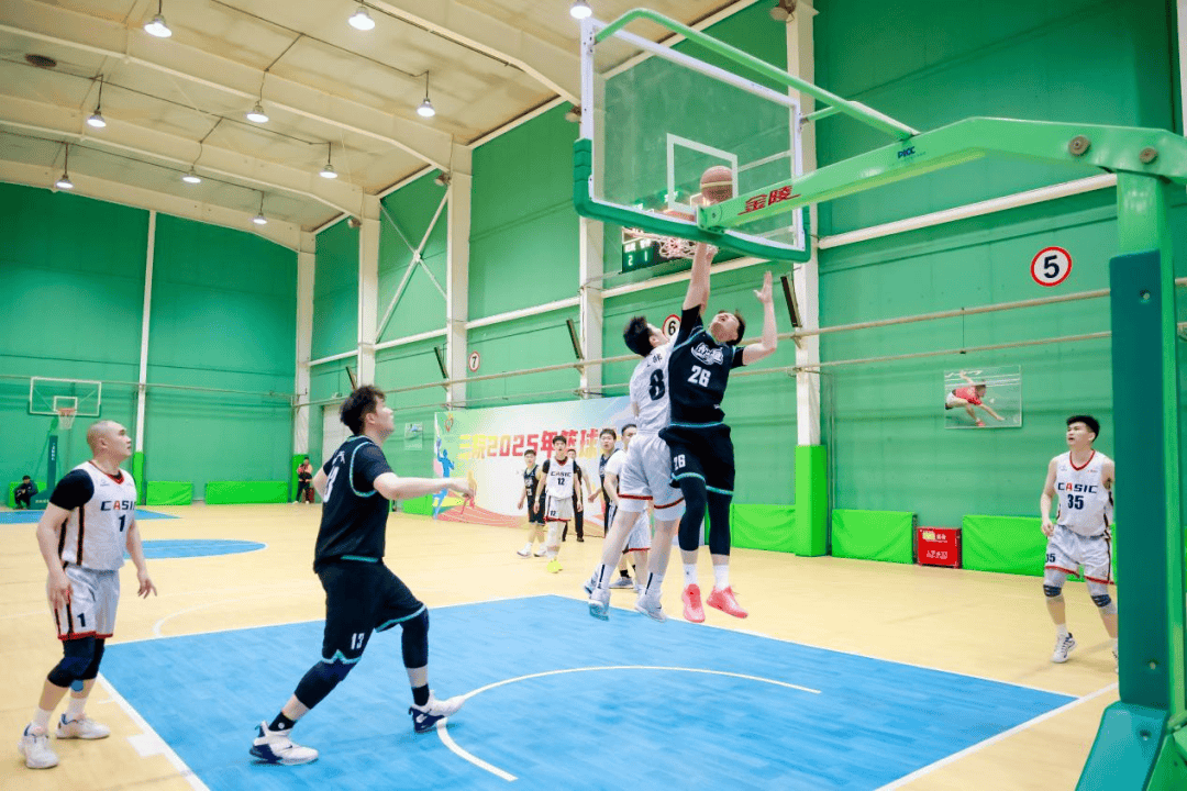 篮球运动员团结一心夺得比赛胜利的简单介绍