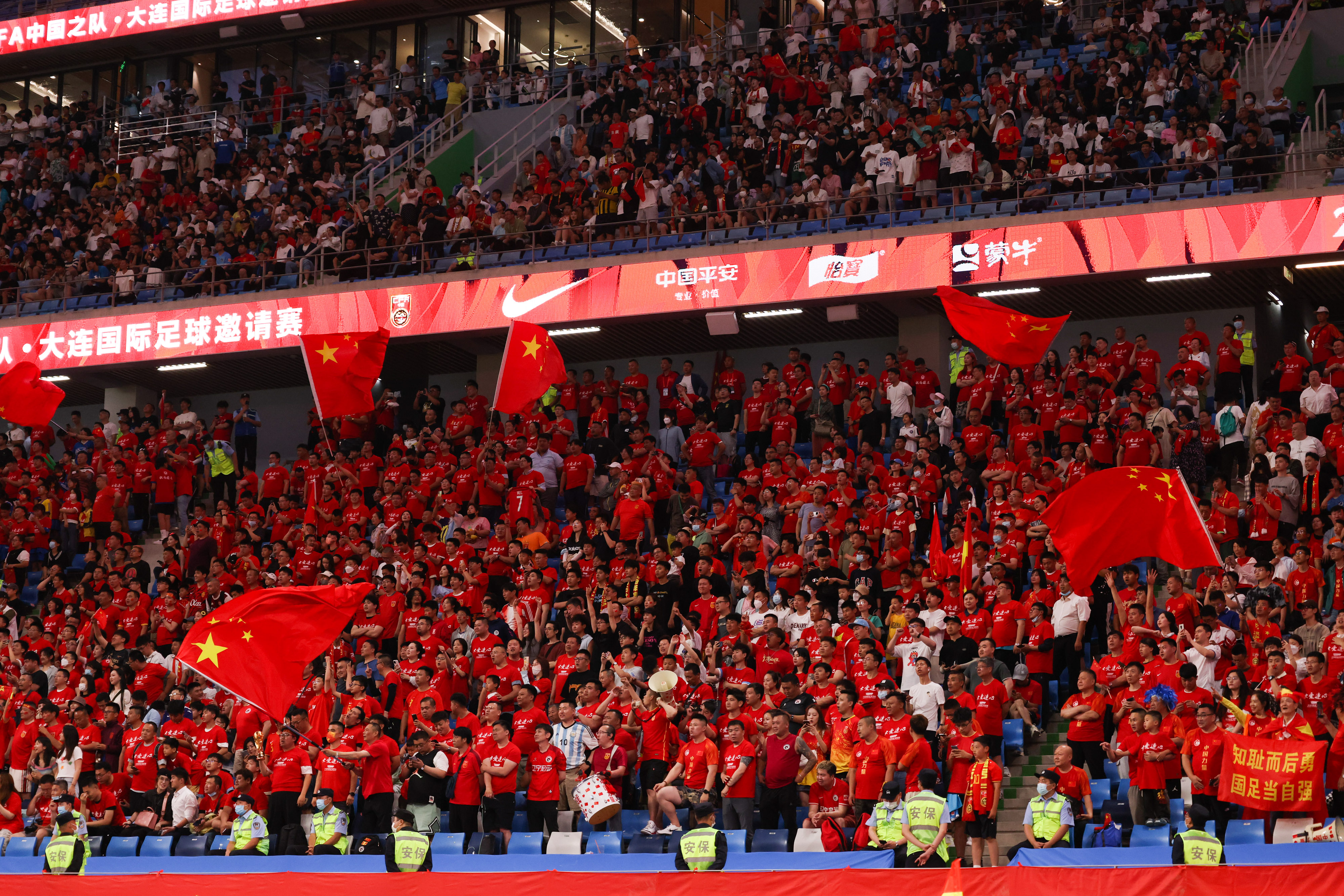 美因茨球迷携手呐喊，力挺球队取得胜利的简单介绍