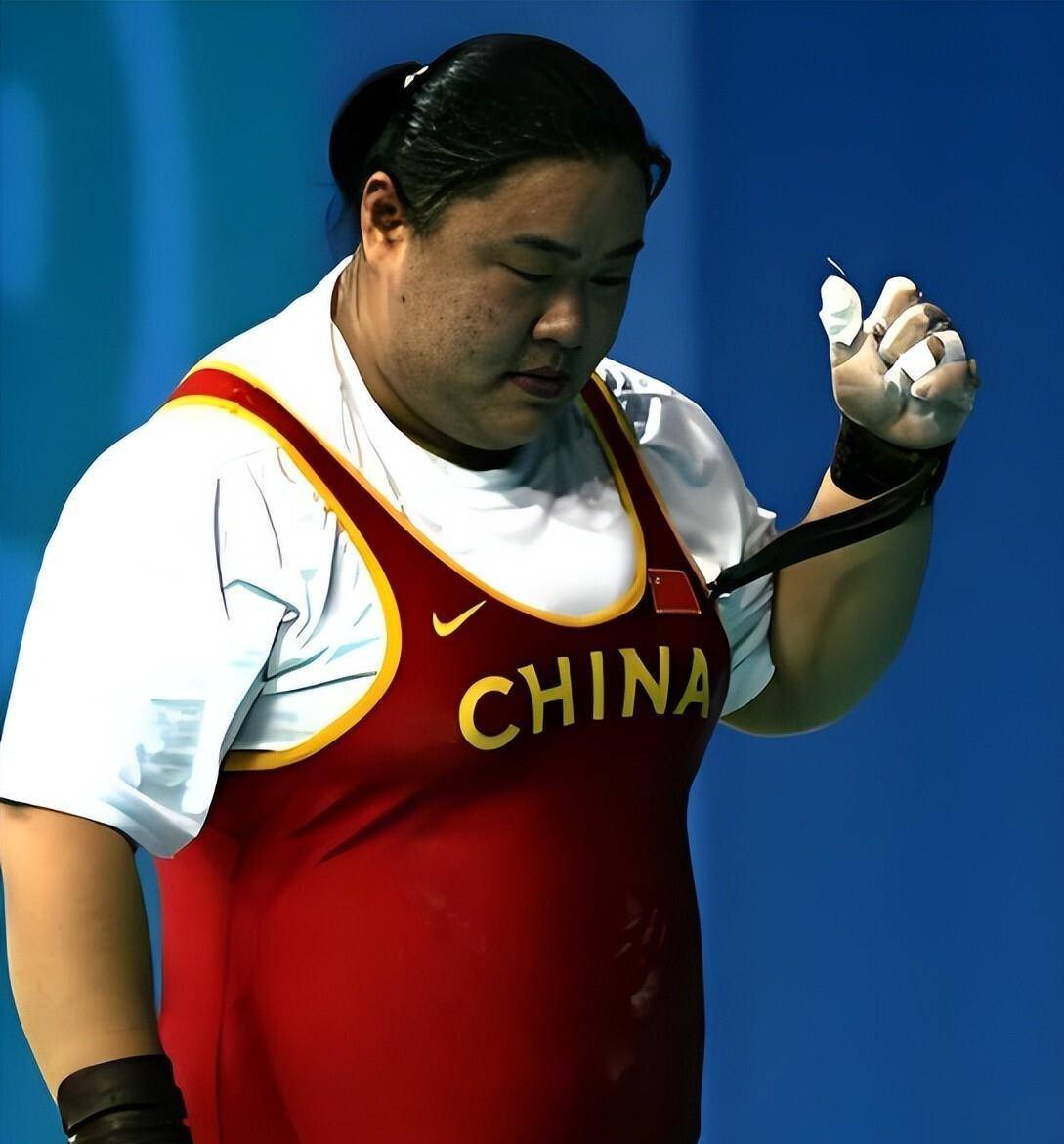 韩国举重女将力压群雄夺金