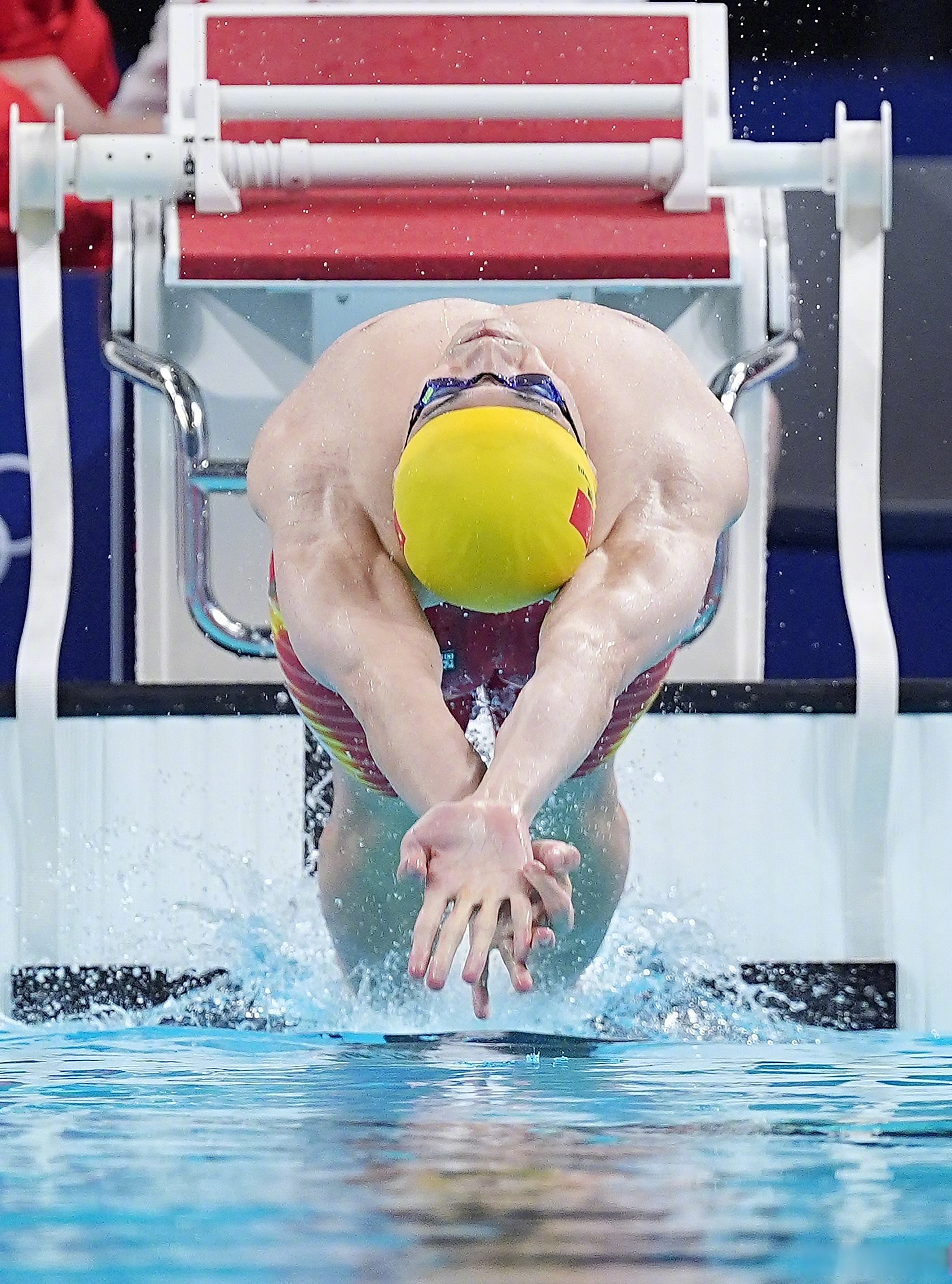 荷属安的列斯选手在游泳比赛中夺冠，掌声雷动的简单介绍